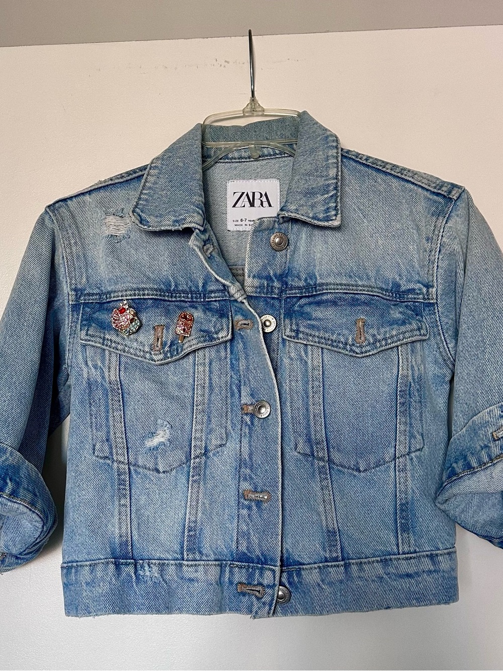 Sz 6 Girl’s ZARA Light Blue Distressed Denim Jacket with Pin Details